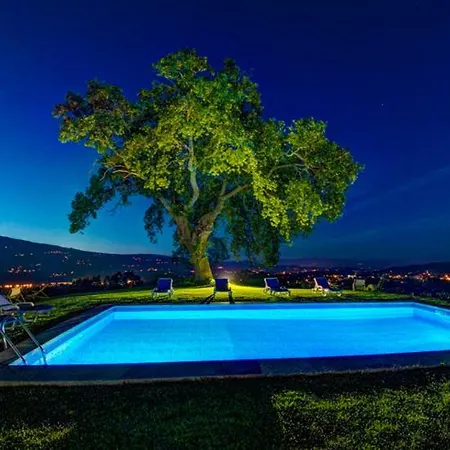 Villa Sleeps 9 Pool Wifi Gondufe